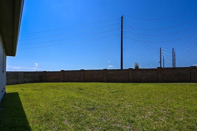 Building Photo - 3057 Pensacola Dr