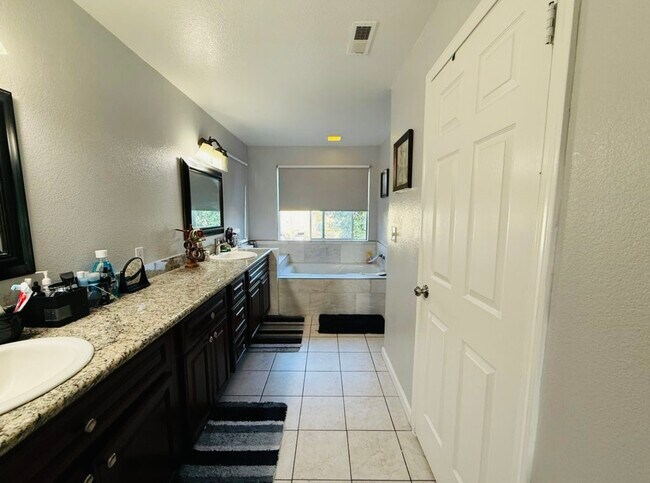 Building Photo - 4122 Bell Common