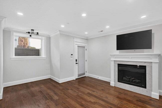 Building Photo - Bright Adams Morgan Condo with Den, Two Full Baths & In-Unit Laundry