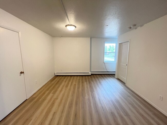 Building Photo - 1 Bedroom Apartment AVAILABLE JUNE!!!