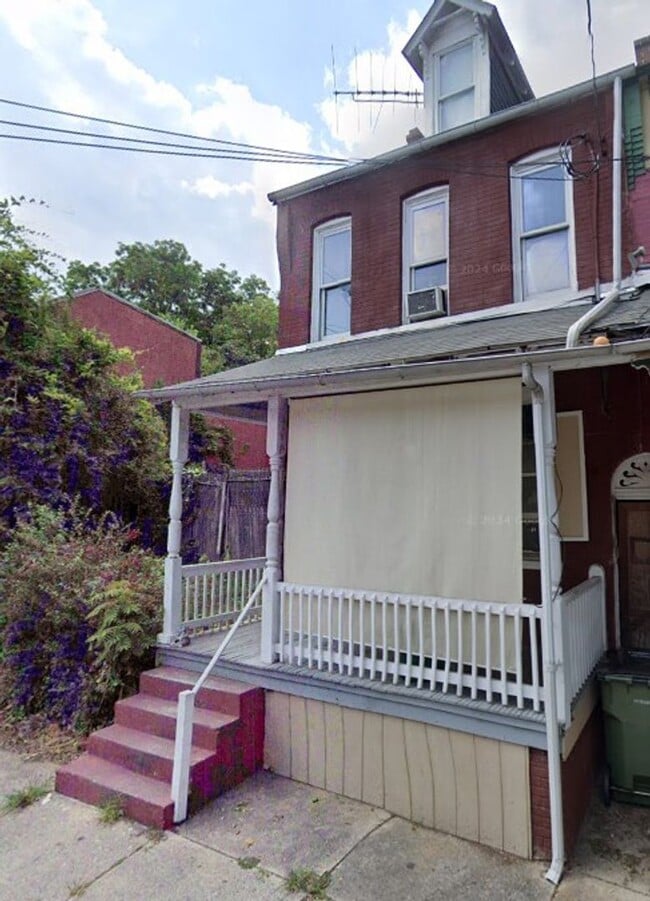 Building Photo - 4 Bedroom House available now!