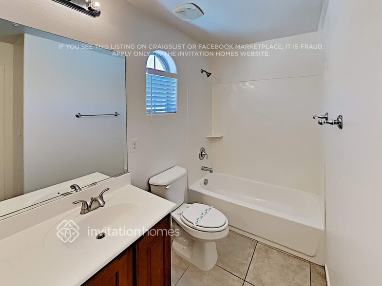 Building Photo - 3243 E Meadowview Dr