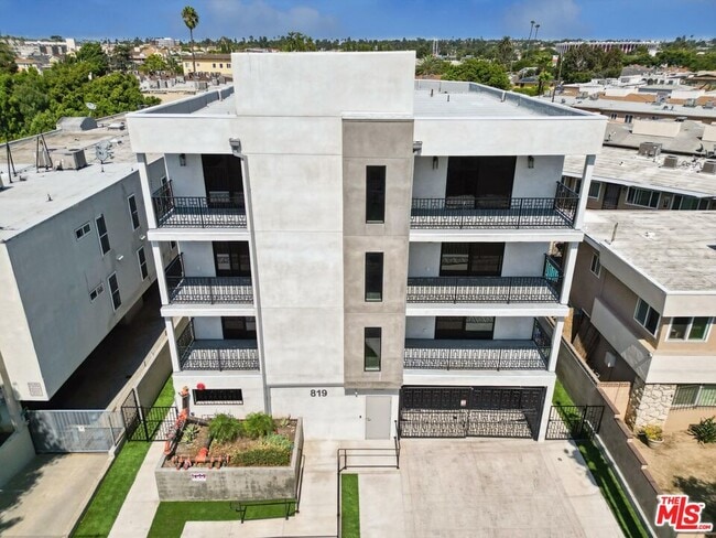 Building Photo - 819 E La Palma Dr
