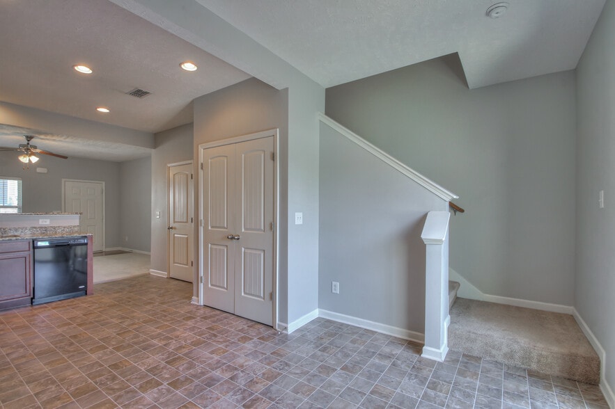 Kitchen/Dining area - 1514 Sprucedale Dr
