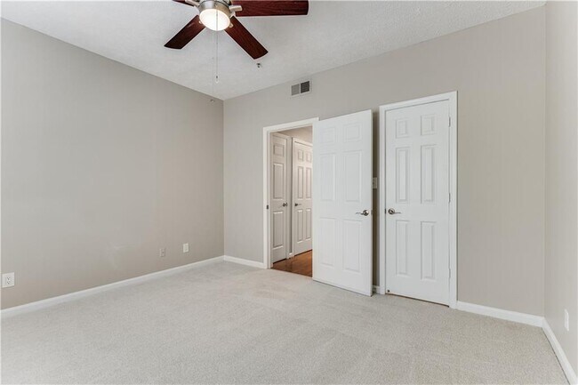 Building Photo - 1250 Parkwood Cir SE
