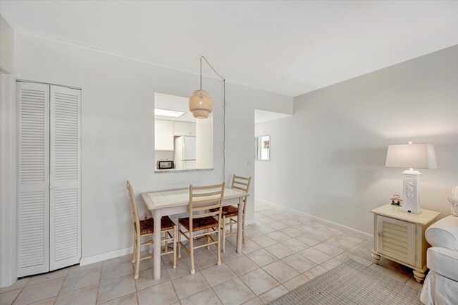 Building Photo - Make this your Island Home ! -NICE One bed...