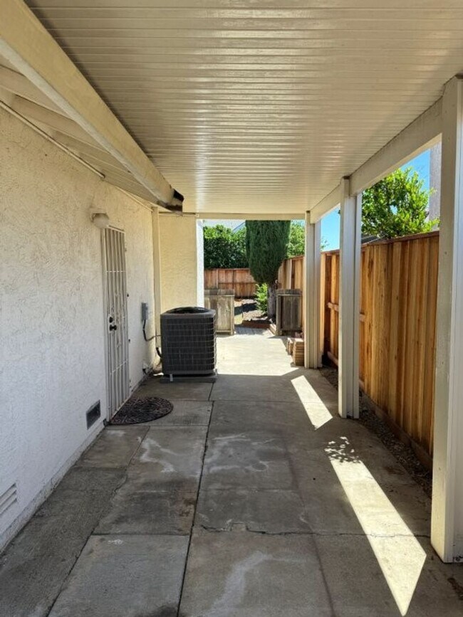 Building Photo - Modern 4 Bedroom One Story *Vacaville