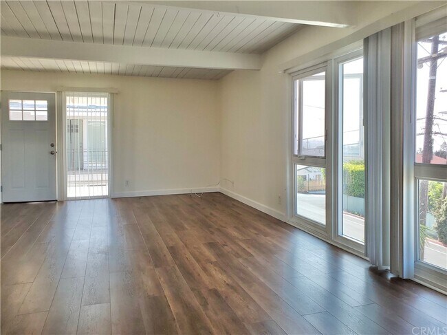 Building Photo - 25081 La Cresta Dr