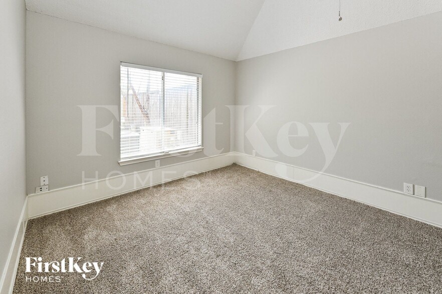 Building Photo - 11811 Meadowchase Dr