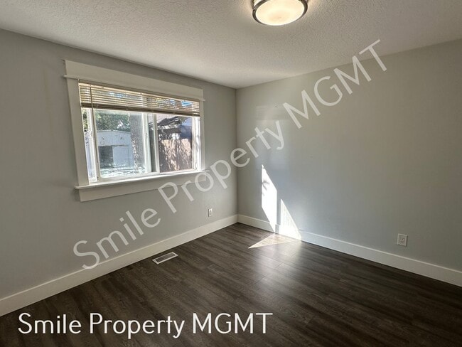 Building Photo - A charming three-bedroom & two-bathroom house.