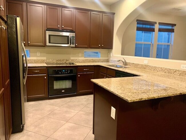 Building Photo - MOVE IN SPECIALS !! 4BD 3BA in South Tempe...