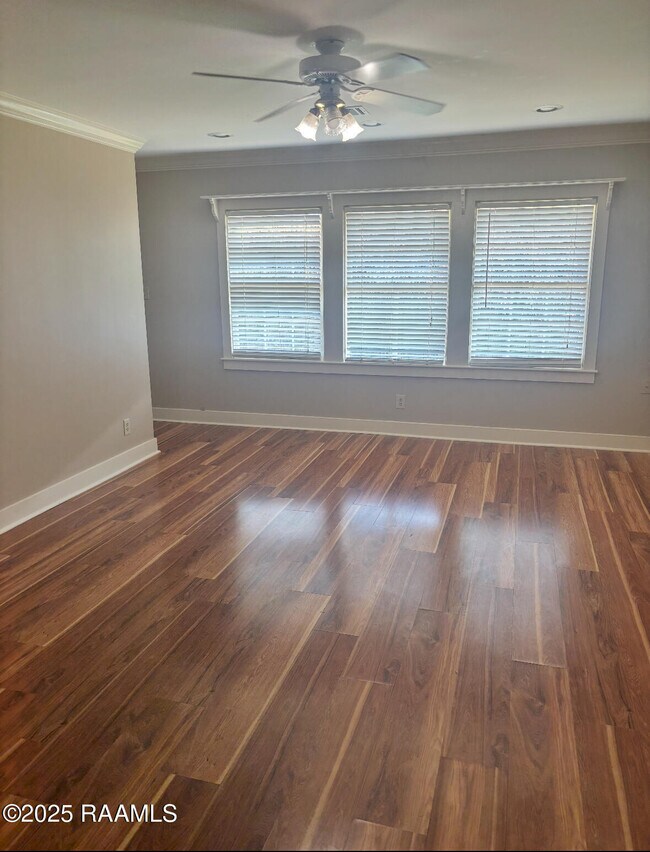 Building Photo - 121 Oak Crest Dr