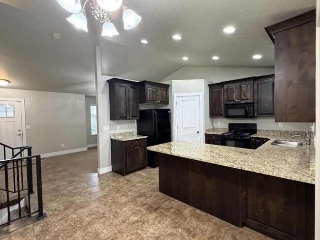 Building Photo - 2103 925 W