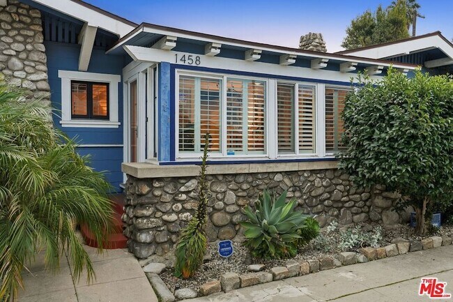 Building Photo - 1458 W 48th St