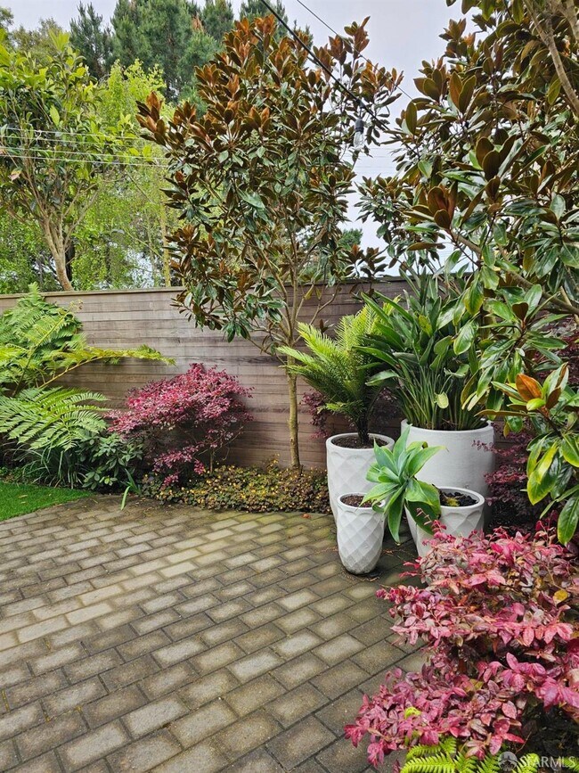 Building Photo - 615 15th Ave