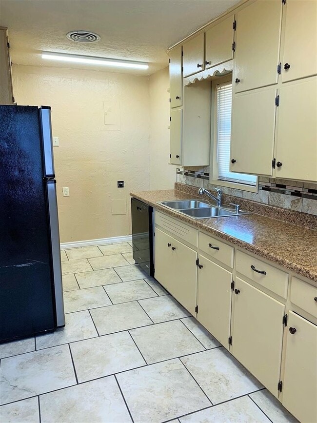 Building Photo - 2906 NW Euclid Ave