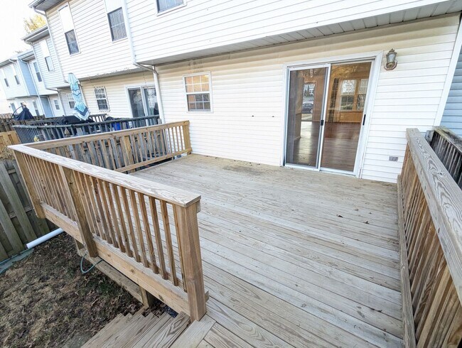 Building Photo - Well maintained townhouse in Robin Meadows Community with updated features available mid January!