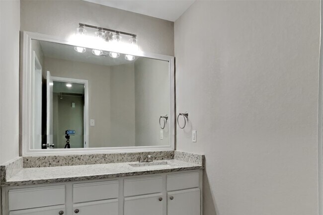 Building Photo - 16758 N Rail Dr