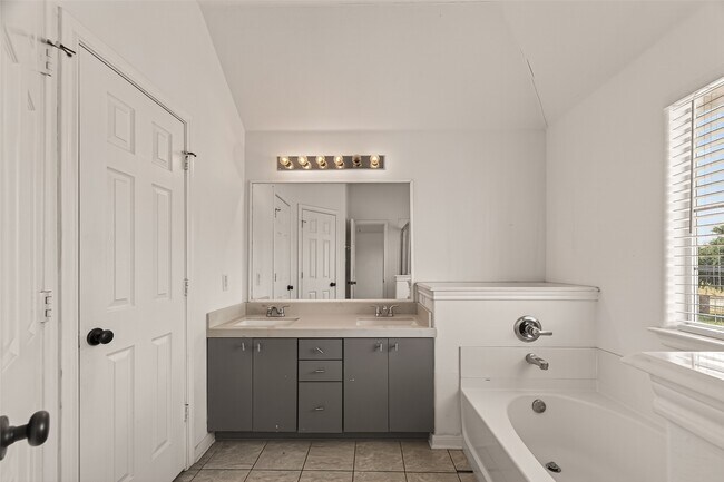 Building Photo - 218 Plaza Del Sol Park