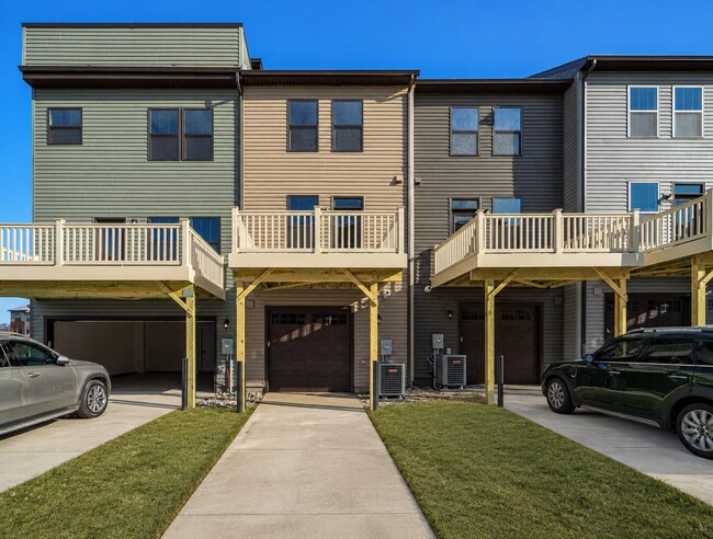 Building Photo - 14062 Sunrise Valley Dr