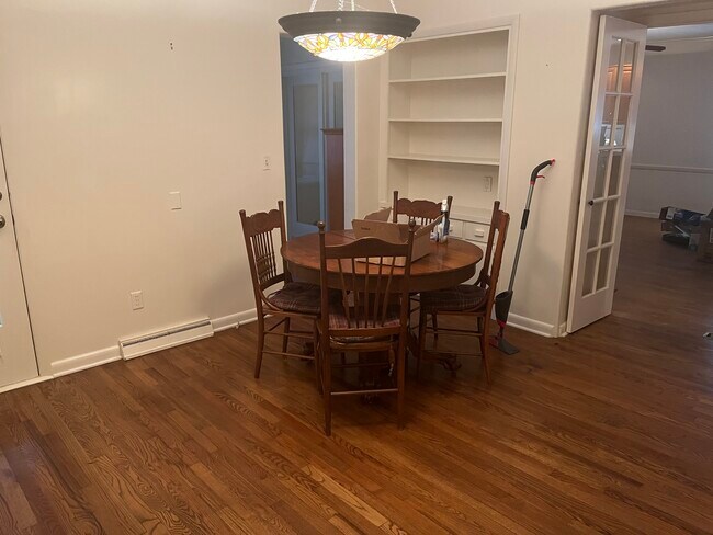 Building Photo - 440 Magowan Ave