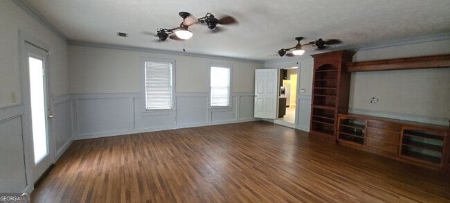 Building Photo - 820 Woodland Dr