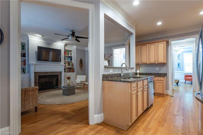 Building Photo - Spacious 4 Bedroom in Lake Jeanette - Larg...