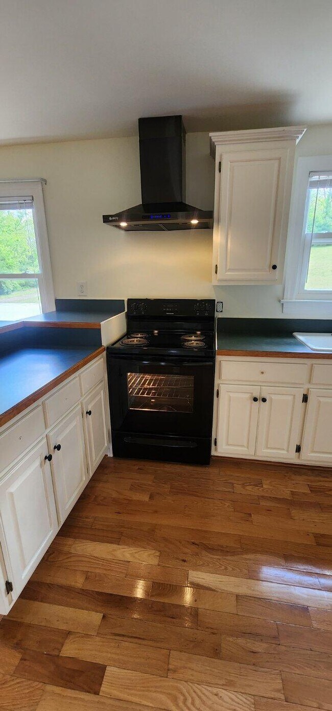 Building Photo - 3245 Kings Ln