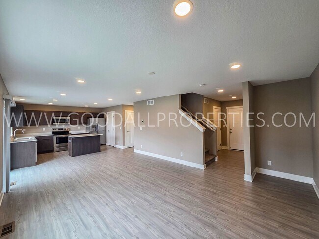 Building Photo - 4-Bedroom, 3.5-Bath Home with Walkout Finished Basement in Norwalk