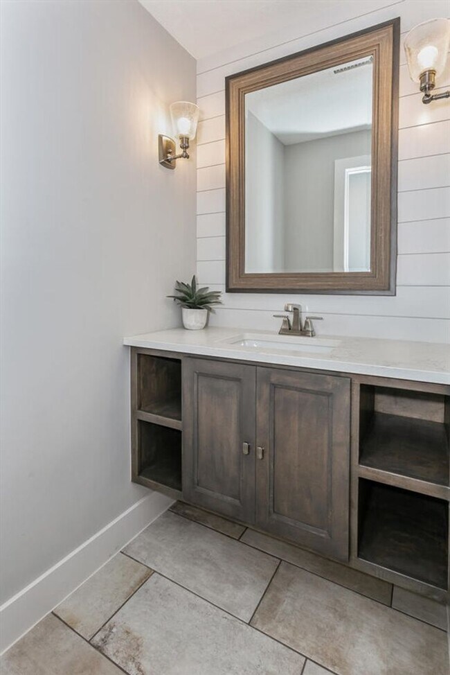Building Photo - Impeccable 5 Bedroom Beauty in Cornerstone!