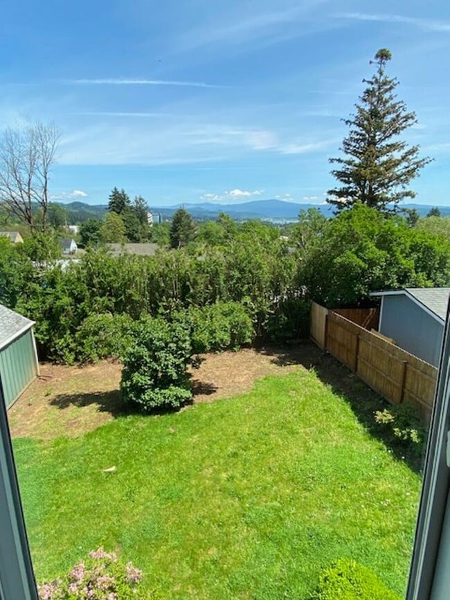 Building Photo - Updated Camas Townhome