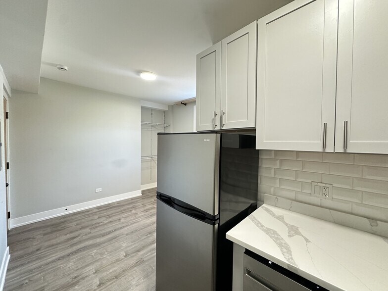 Building Photo - 545 W Belmont
