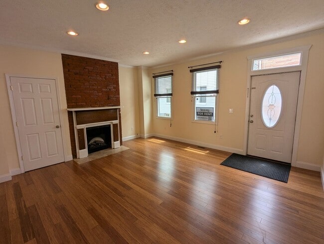 Building Photo - Spacious 2 Bedroom, 2.5 Bathroom Single Fa...