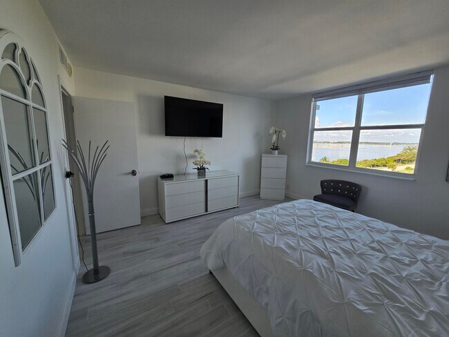 Building Photo - 3450 S Ocean Blvd