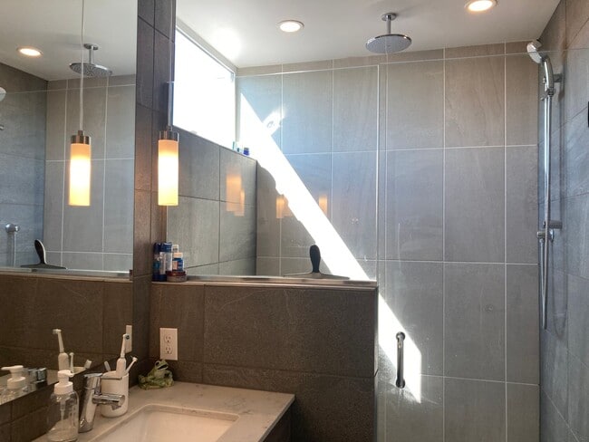 Building Photo - Ballard Townhome