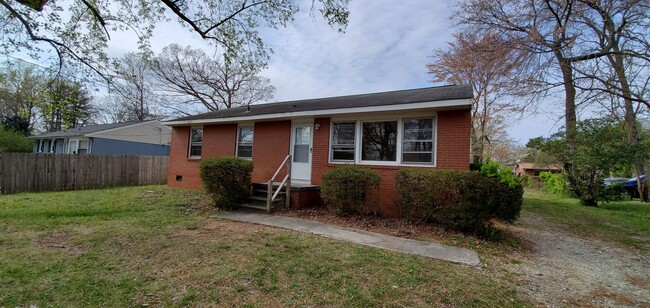 Building Photo - 3 Bedroom 1.5 Bathroom House!