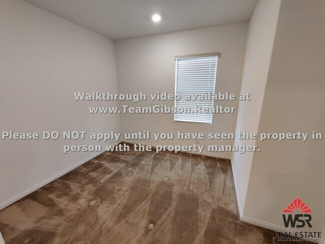 Building Photo - Large 3 Bedroom/ 2 bathroom Home with an O...