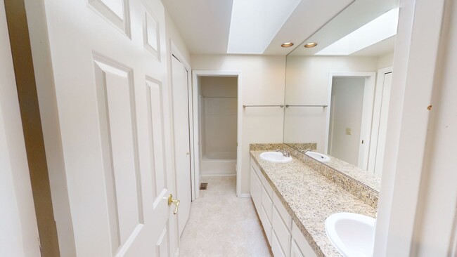 Building Photo - Prime Mountain Park Location! Minutes to D...