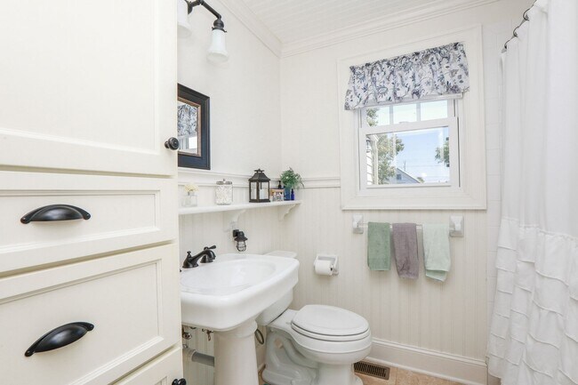 Building Photo - Beautiful Single Family Home in Willoughby Beach!!