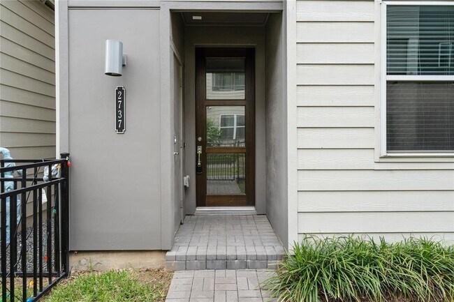 Building Photo - 2737 Clinton Dr