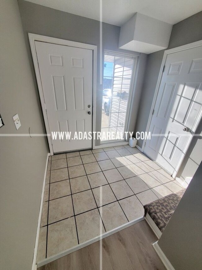 Building Photo - Spacious Duplex in the Heart of Olathe-Ava...