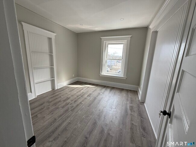 Building Photo - 483 Barnum Ave