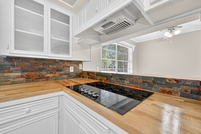 Building Photo - 13903 Chevy Chase Dr