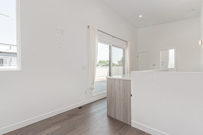 Building Photo - Beautiful Sloans lake Two Bed / Two and a ...