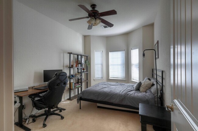 Building Photo - 108 Cove Cir