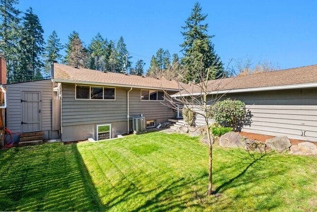 Building Photo - Elegant and Spacious Air-Conditioned Lincoln Park Rambler