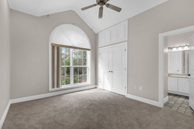 Building Photo - Spacious unfurnished 4B/3B home in Gated Community of Emerald Lakes