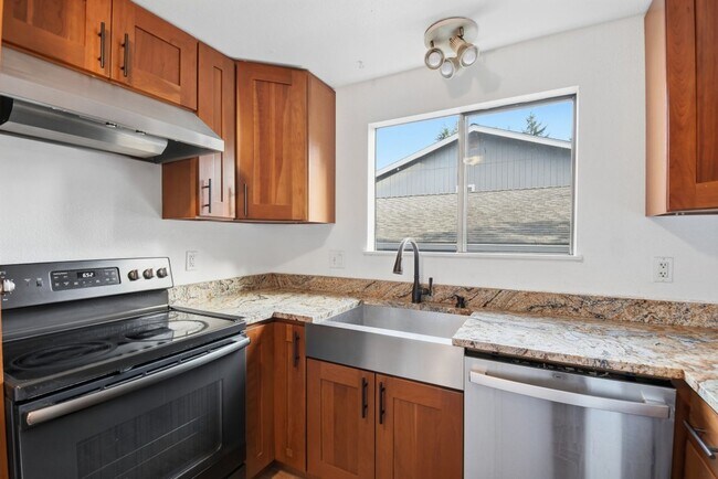 Building Photo - 2Bd/1.5Ba Bellevue Townhouse