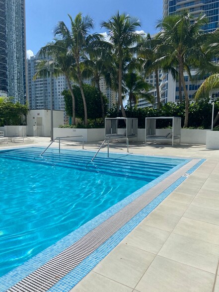 Building Photo - 950 Brickell Bay Dr