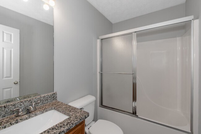 Building Photo - Spacious Home in Prime Location